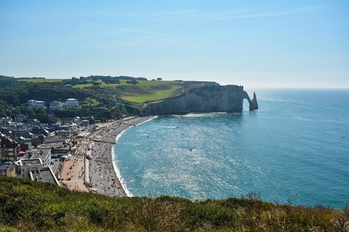 Cliff view apartment, and sea 10 m from the beach