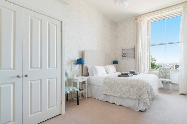 Elegant 2 Bedroom Central Apartment with Parking gallery image 3