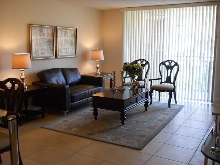 Suntan And Flip Flops!     Str-01154 - Aventura, FL
