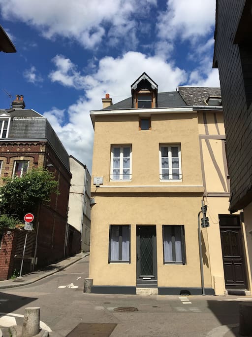 La maison à l'extérieur