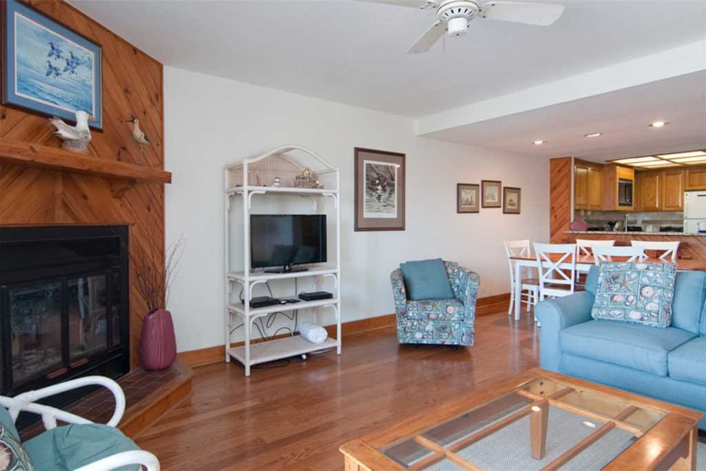 QE3: The Quay E3 | Mid Level Living Area | Fireplace Is Not Available For Guest Use