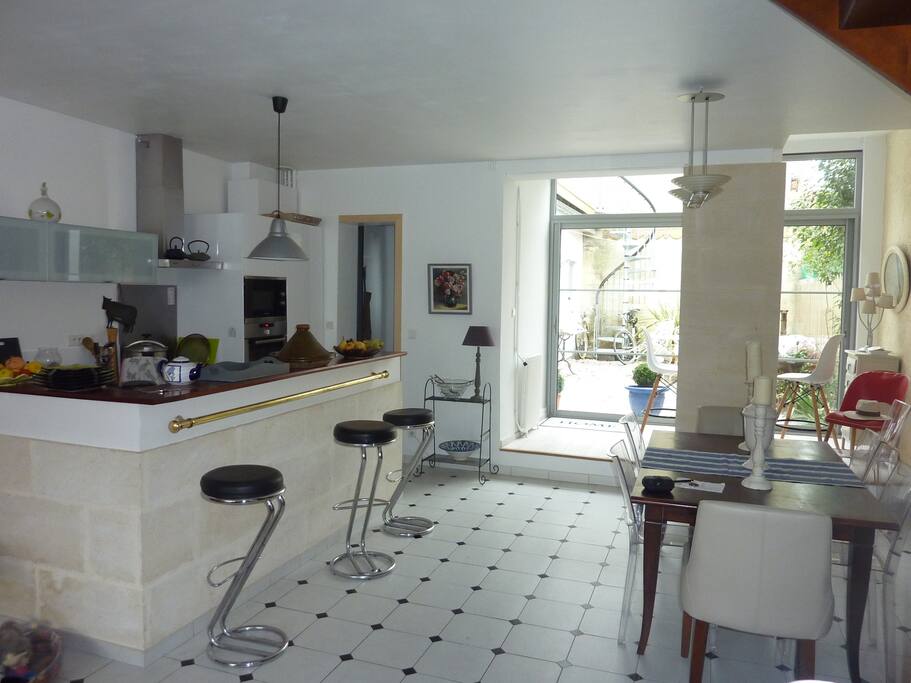 Espace à vivre clair et convivial avec accés jardinet et terrasse