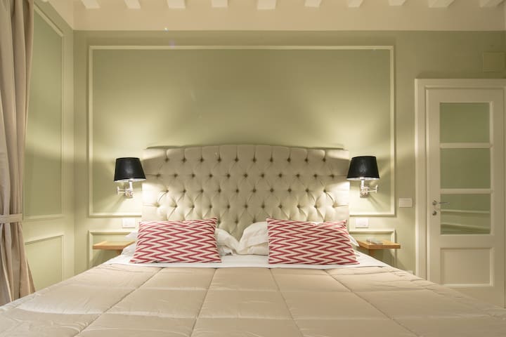 The Mirrors’ House at THE PONTE VECCHIO