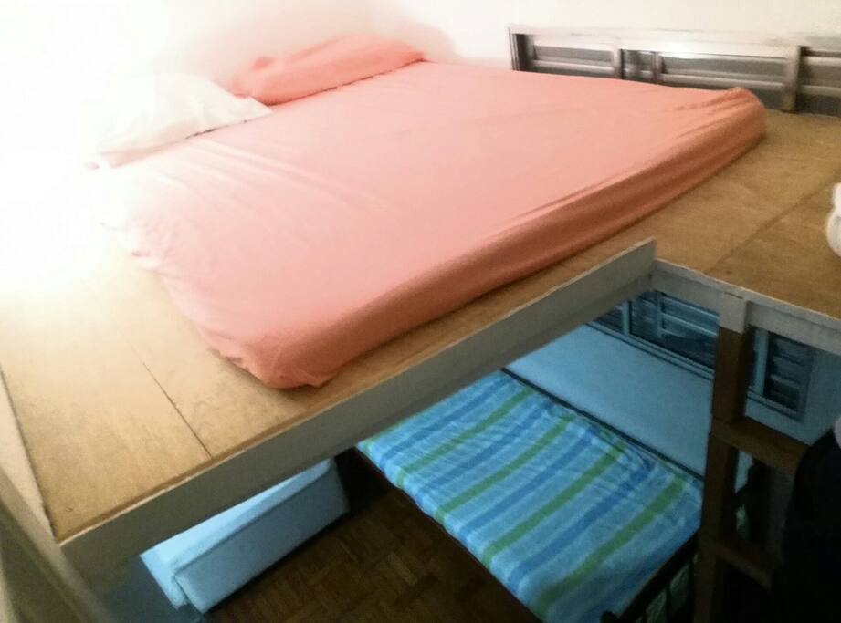 Mezanino em cima suíte com cama de casal e uma beliche embaixo. Esse quarto parece maior que é ele tem 2,5 x 3m + o banheiro individual.