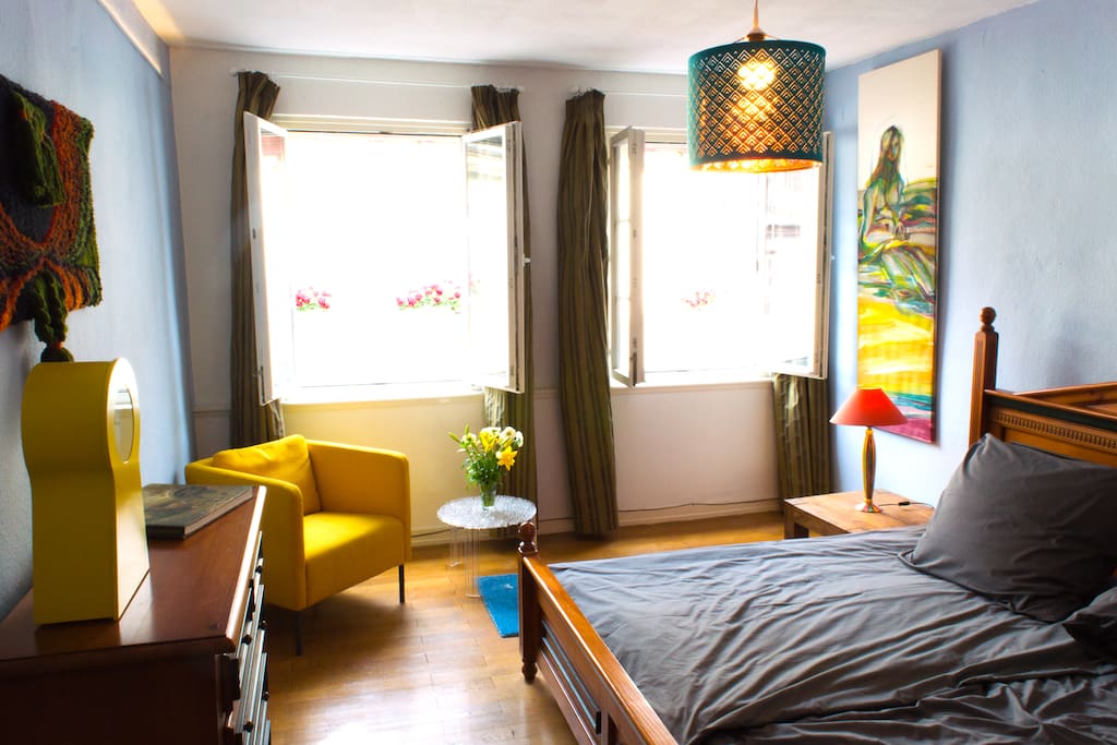 dieses besonders schöne und helle Schlafzimmer mit großen Fenstern führt zur Steingasse hinaus. Es gibt reichlich Platz und Komfort