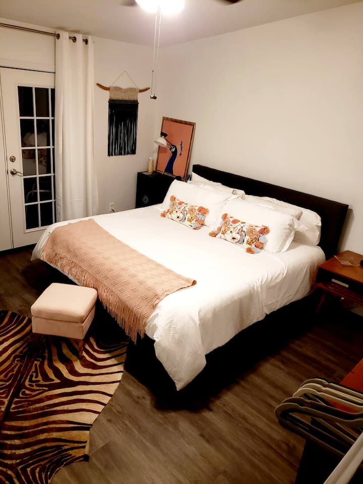 King bedroom w/balcony 