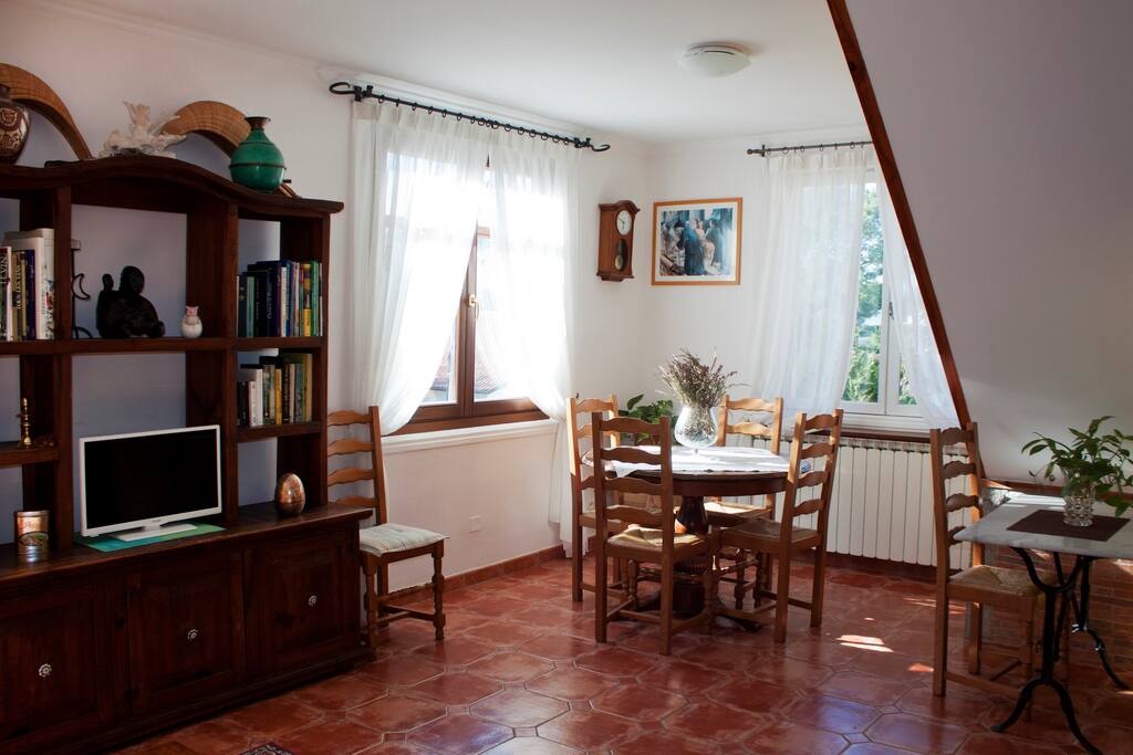 Salon.- Comedor con Vista Fachada y Escalera. Suelo Terracota