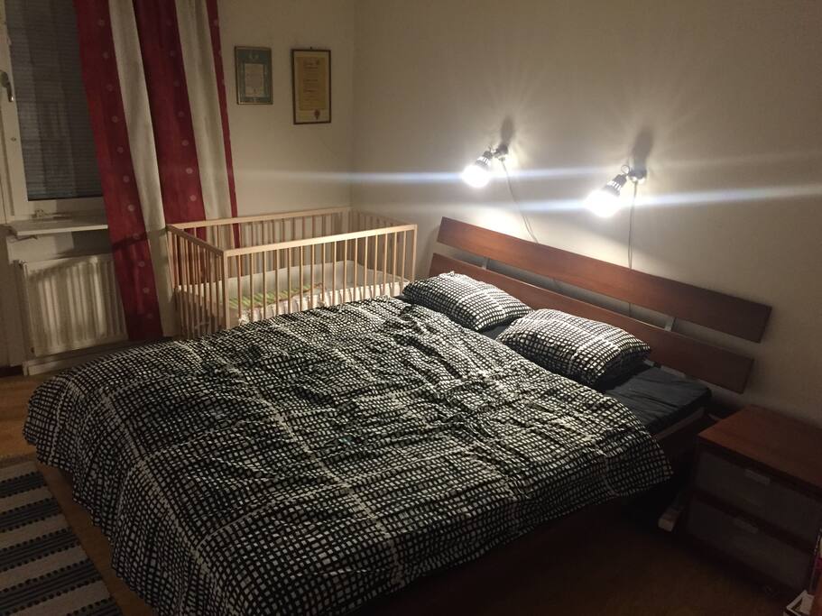 Sovrum med dubbelsäng + barnsäng