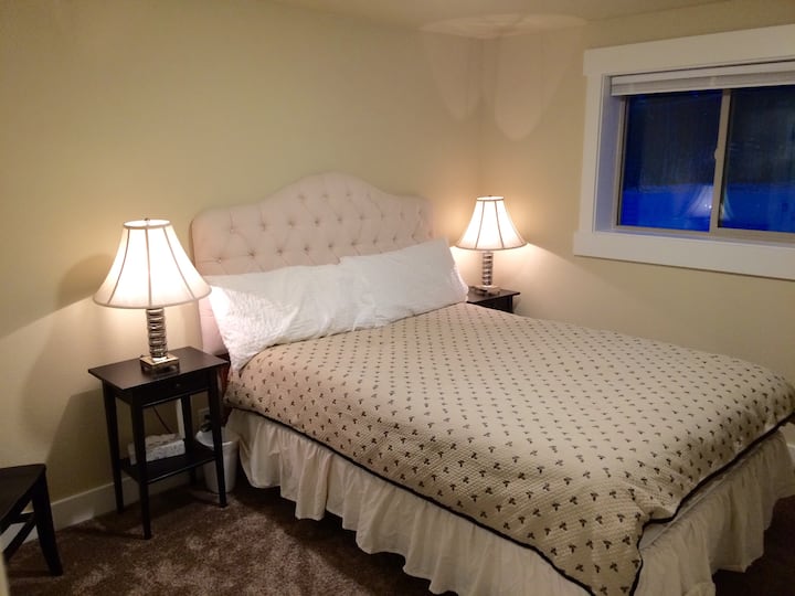 Avec son dressing, la chambre 5 dispose d'un surmatelas en mousse à mémoire de forme super confortable.  Vous ne voudrez pas sortir de votre lit ! (Étage inférieur)