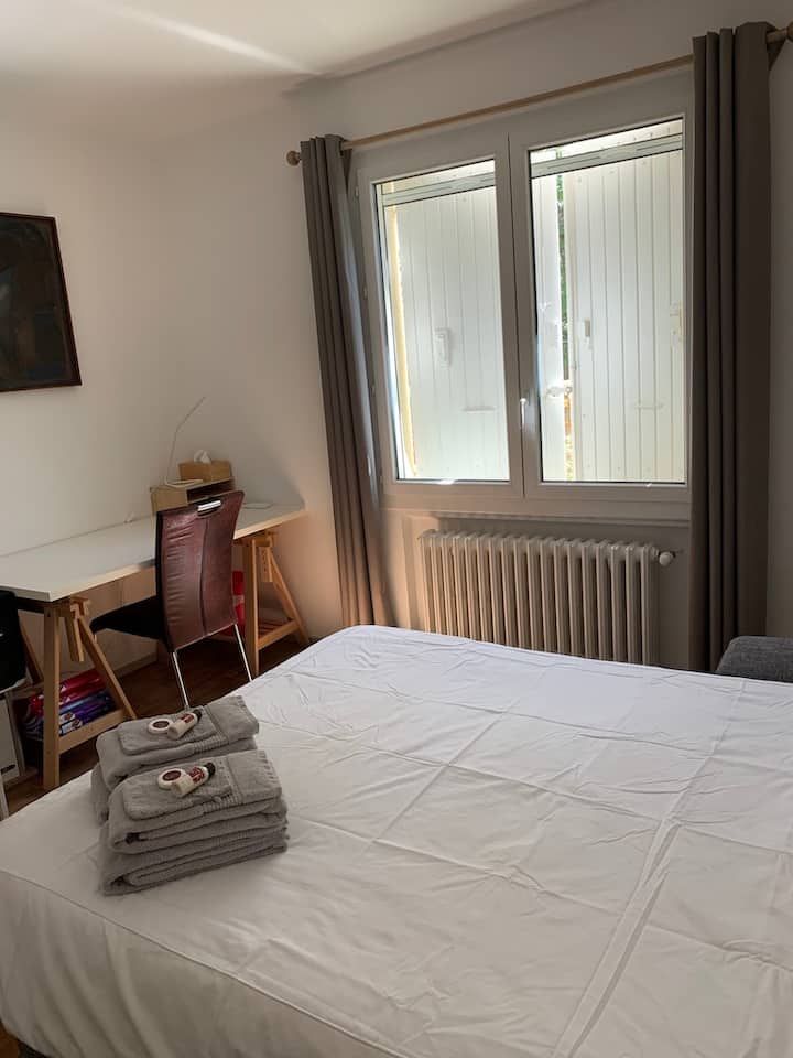 Bedroom 3: Air-conditioned, 140x200 bed, TV and wardrobe.
Room 3: airconditioning, bed 140x200, TV and wardrobe.