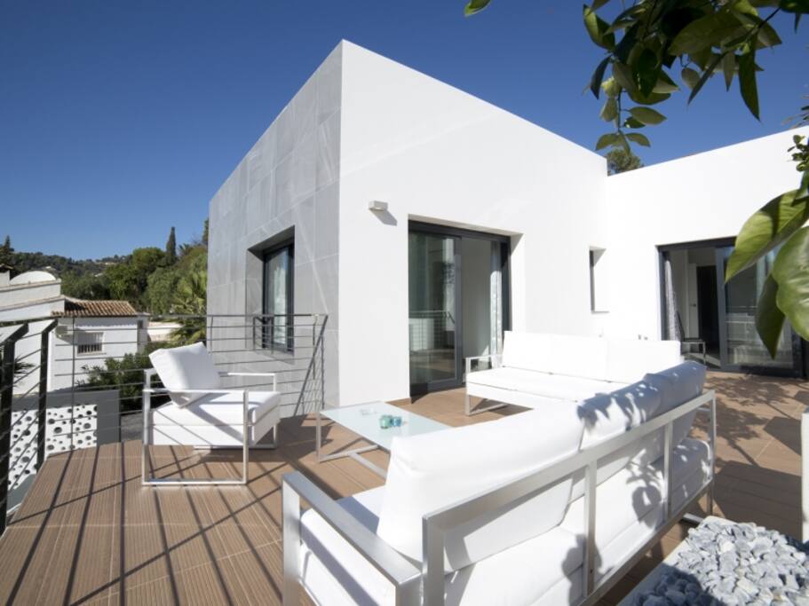 Terrasse surplombant la vallée et la piscine
