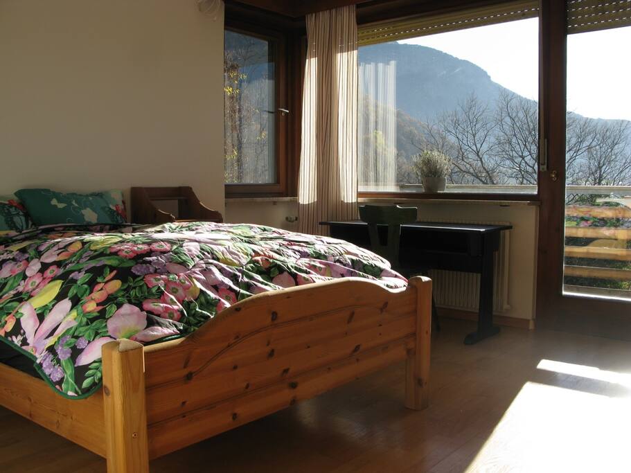 Schlafzimmer mit Schreibtisch & Balkon