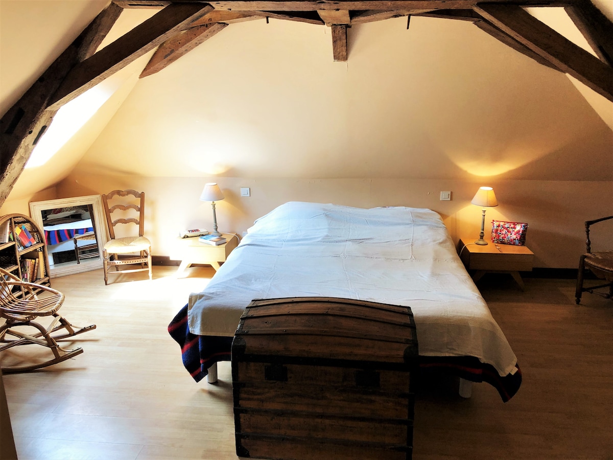 宽敞的卧室，配有一张160 x 190厘米的双人床，右侧有一张90 x 190厘米的单人床（此照片中不可见）