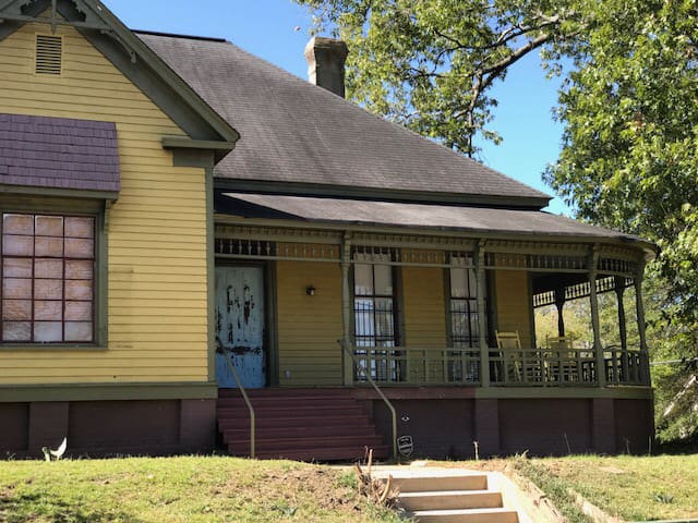 Historical House walk to Mercer Village