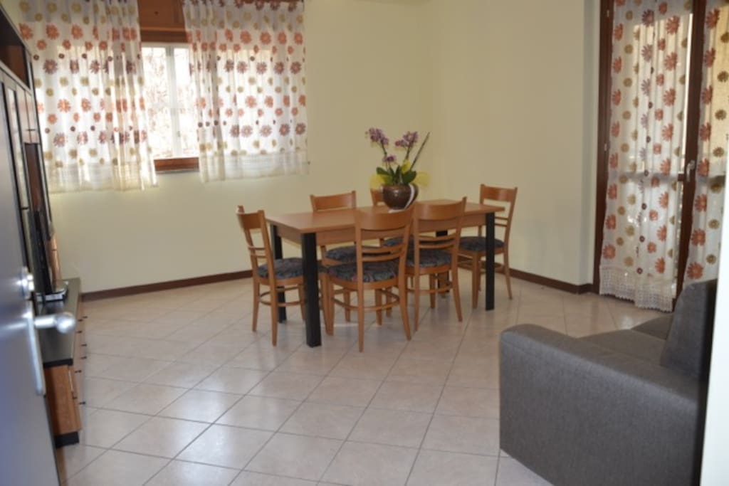 Sala con tavolo
