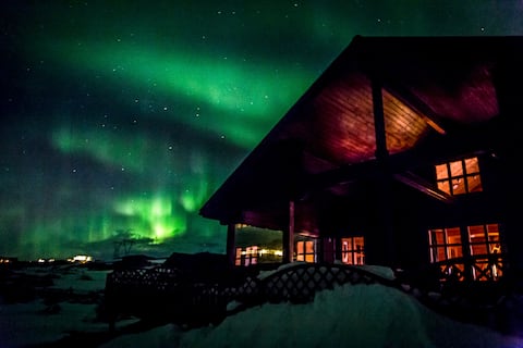 Golden Circle cabin with sweeping views, hot tub