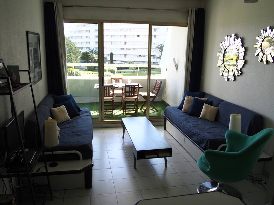 Le salon avec 2 lits simples et une vue mer/jardin