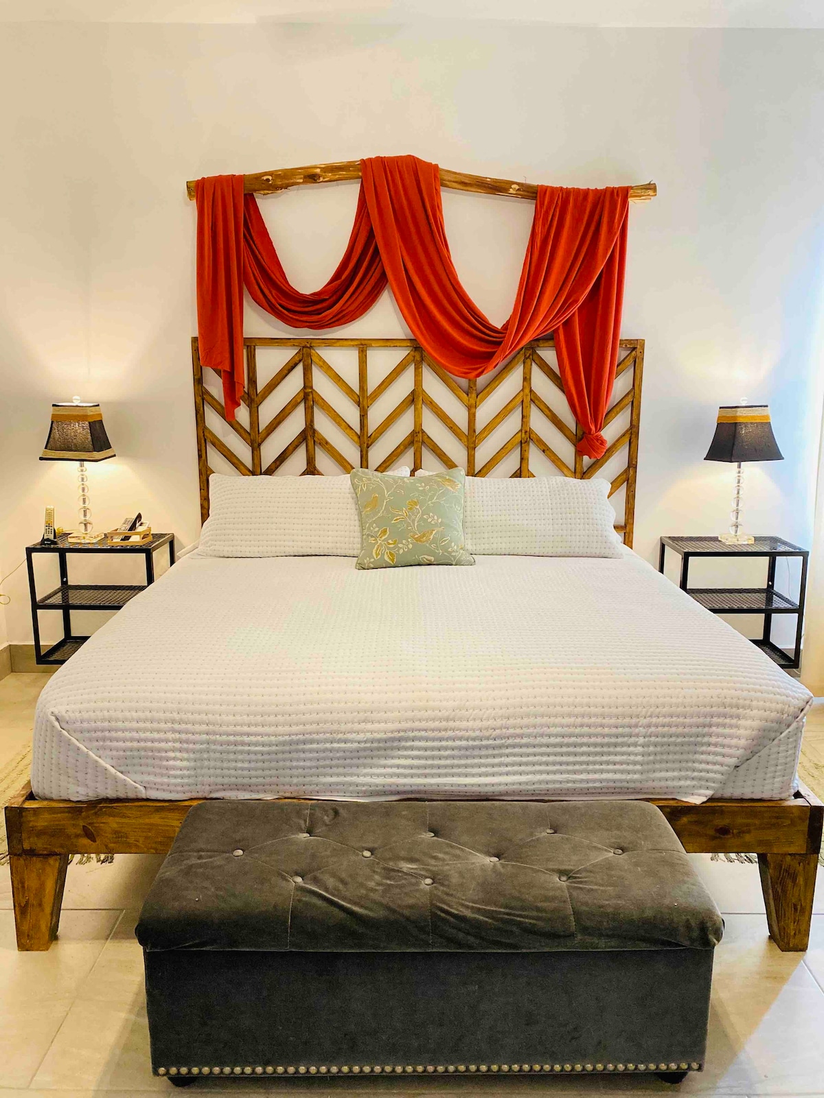 Një dhomë gjumi me një krevat dopio "king-size", një televizor kabllor dhe  një banjë private. E vetmja që ndodhet në katin përdhes.    
Dyshekë dhe shtroja super të rehatshme për t 'i bërë netët e tua të pushimit total!