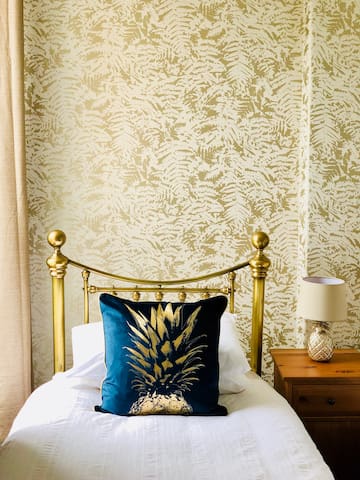 Luxurious 2 bedroom 2 bathroom apartment sleeps 5