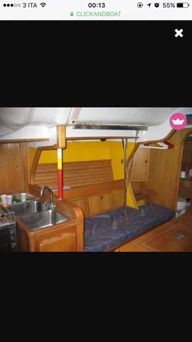 Cucna tre fuochi, con due lavelli e frigo boat + posto letto in dinette lato sinistro.