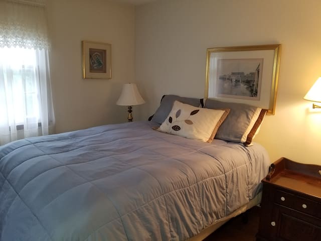 Bristol CT ranch, 1 queen-1 guest in shared home.