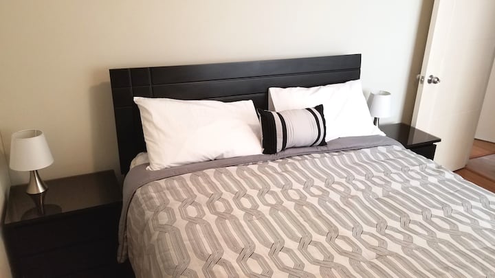 Dhoma e dytë e gjumit me krevat dopio "Queen", dy komodina dhe dollap të madh.