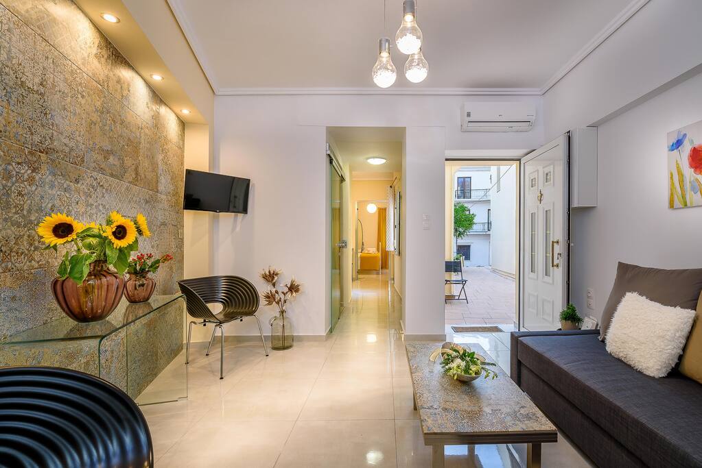 Lovely entrance to the home, beautiful and colorful decoration
