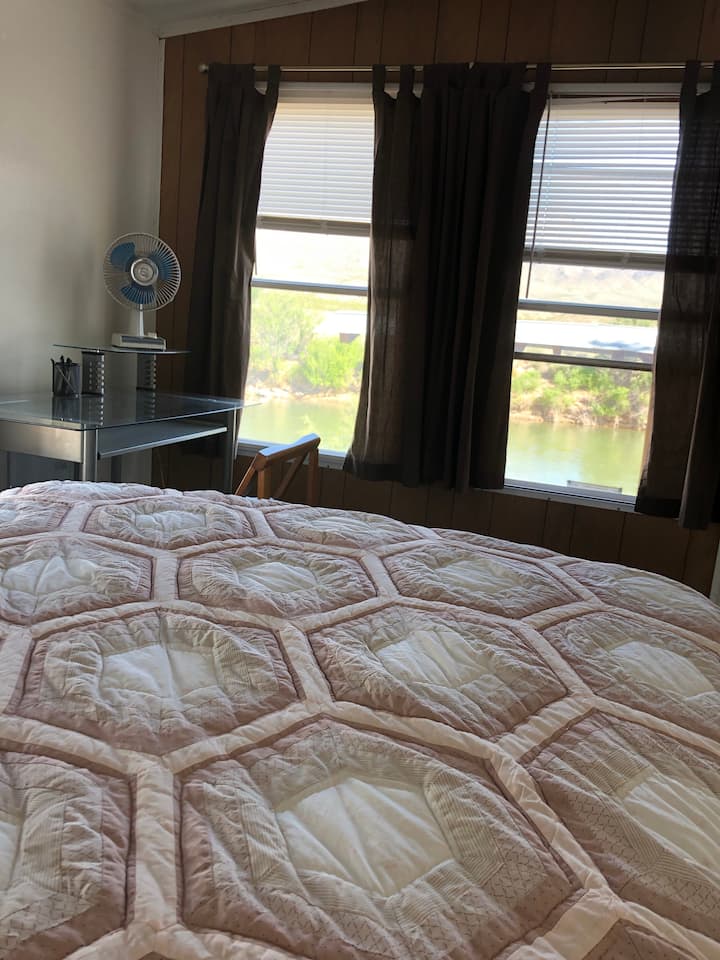 Mwonekano wa Rio Grande kutoka kwenye chumba cha kulala cha mwonekano wa mto kilicho na kitanda, dawati na kabati lenye ukubwa kamili.