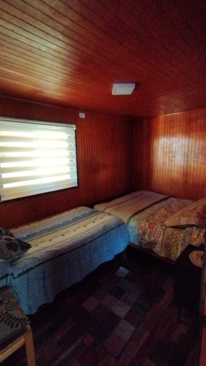 Dhoma e gjumit në katin e parë, përbëhet nga një krevat 2 vendësh dhe një vend