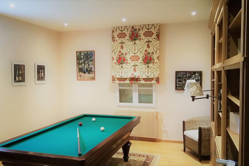 bibliothèque et salle de billard