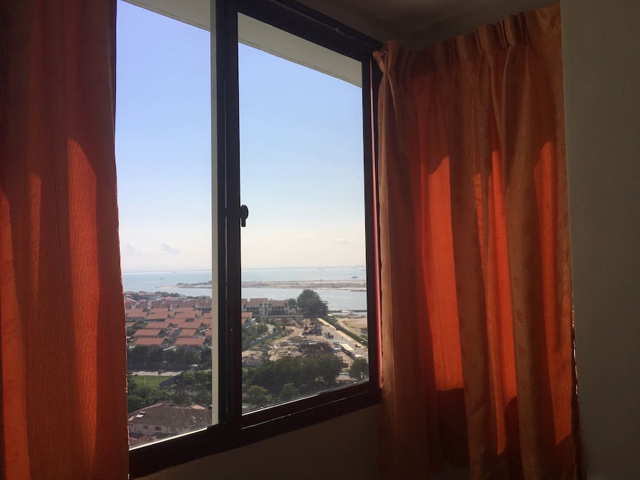 Sea view and city view, from the rooms' windows.