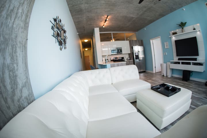 2 bed 2 bath Smart Loft in Prime Location gallery image 3
