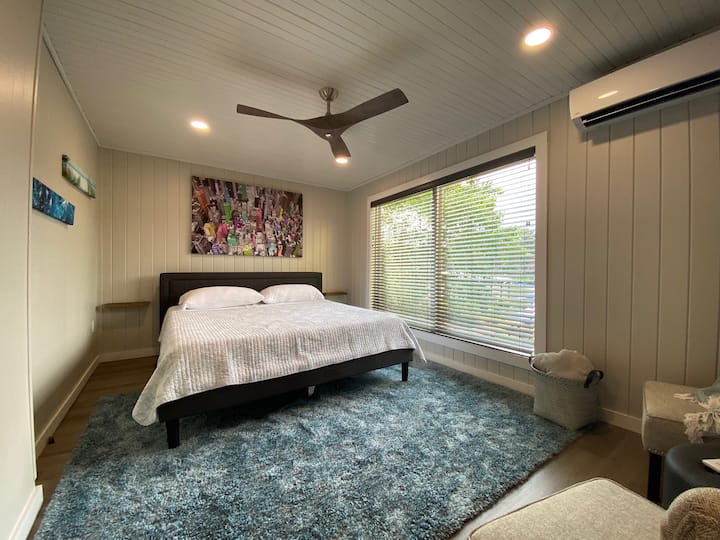 キングサイズベッドには、紫色のマットレス、湖の景色、ベッドサイドテーブル、スマートテレビ、最大の空調のためのミニスプリットが備わっています！