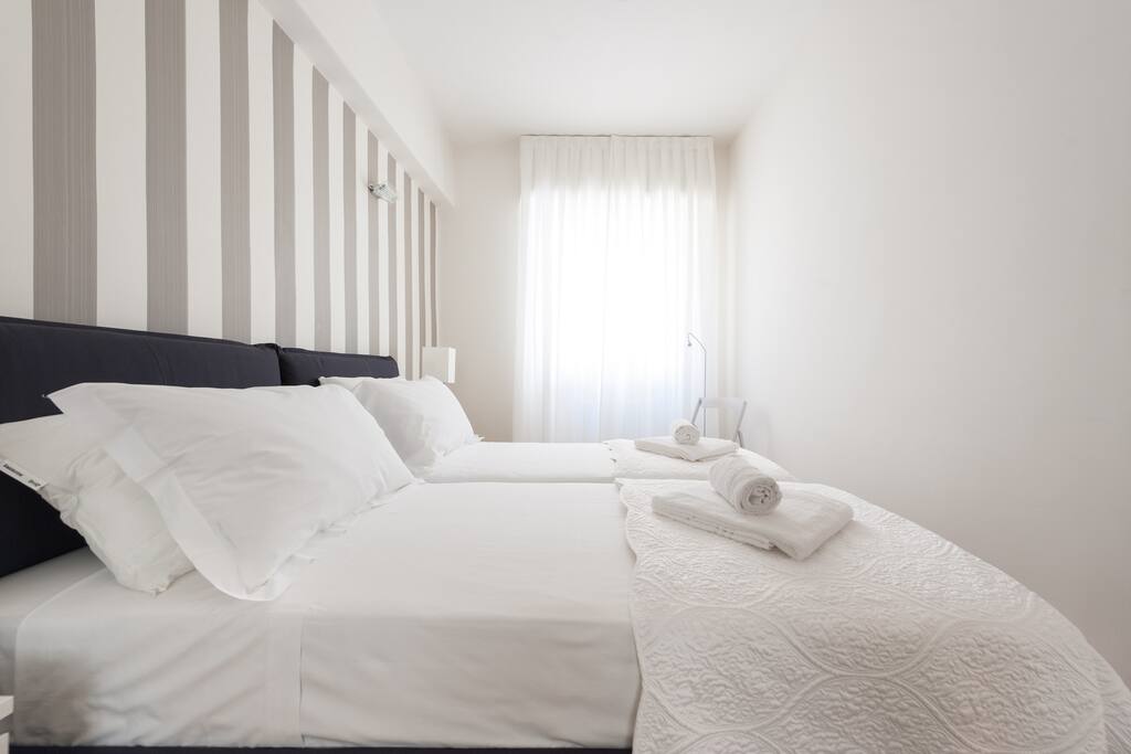 the double bedroom with two separate beds