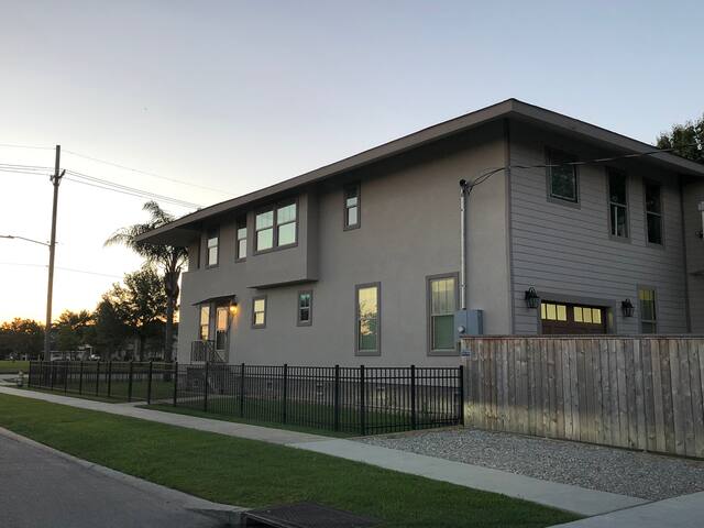 Lakeview, New Orleans, Upscale 2 Bedroom Duplex gallery image 2