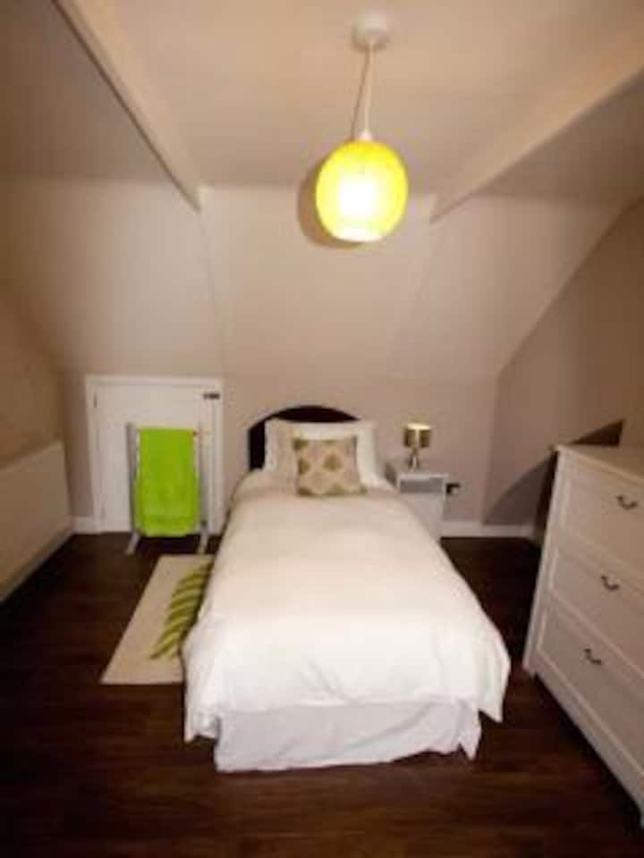 ห้องนอนบนชั้น 3 พร้อมเตียงเดี่ยว 2 เตียง