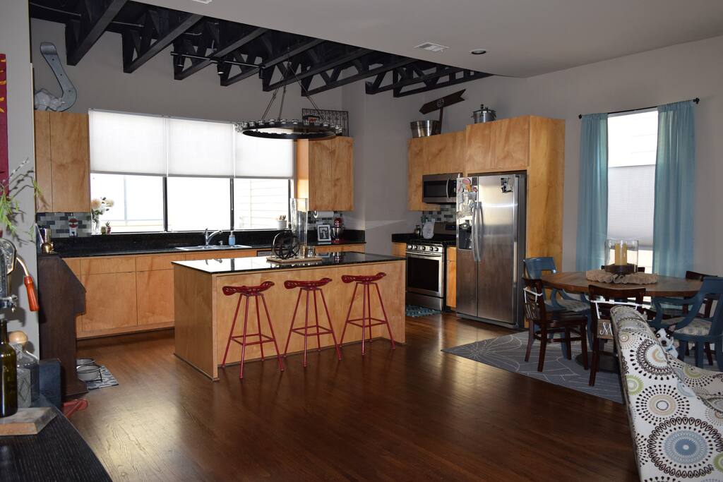 Spacious 3 bedroom townhouse with an open floorplan