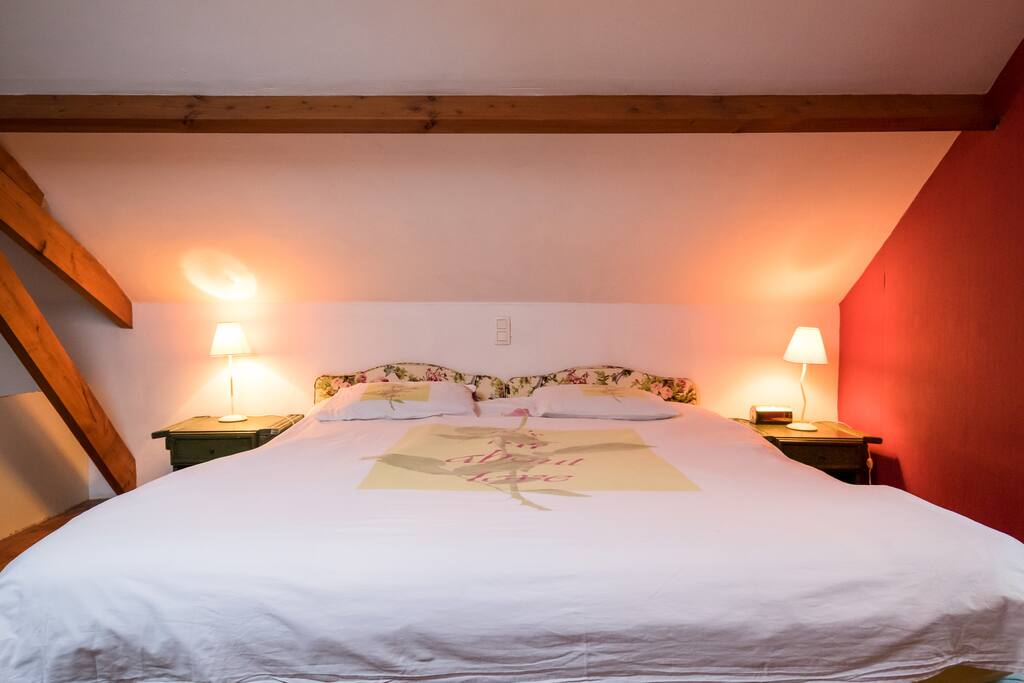 dubbel bed in de grote slaapkamer boven