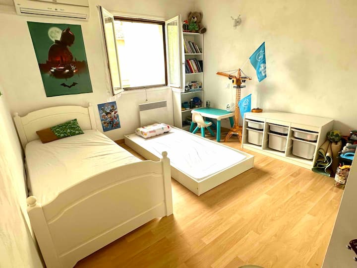 Our room with trundle bed for 2 people offers a multipurpose space. Enjoy reversible air conditioning for optimal comfort. The spacious wardrobe allows you to store your belongings in all amenities.