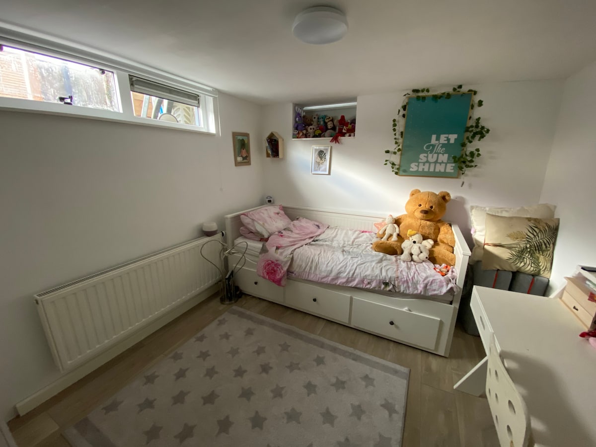 Tretia spálňa, pod vodným povrchom. Má jednolôžkovú posteľ, ale pod touto posteľou je možné vytiahnuť prístelku.