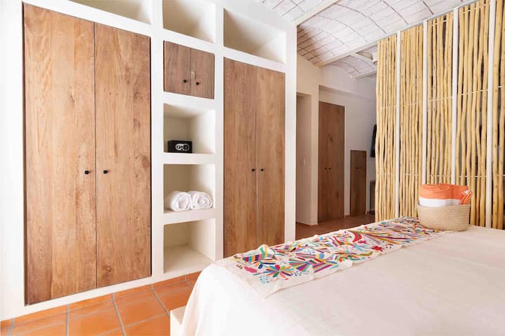 Спална соба, има постелнина, крпи за плажа и бања, ќебе, безбедносно лице, закачалки 