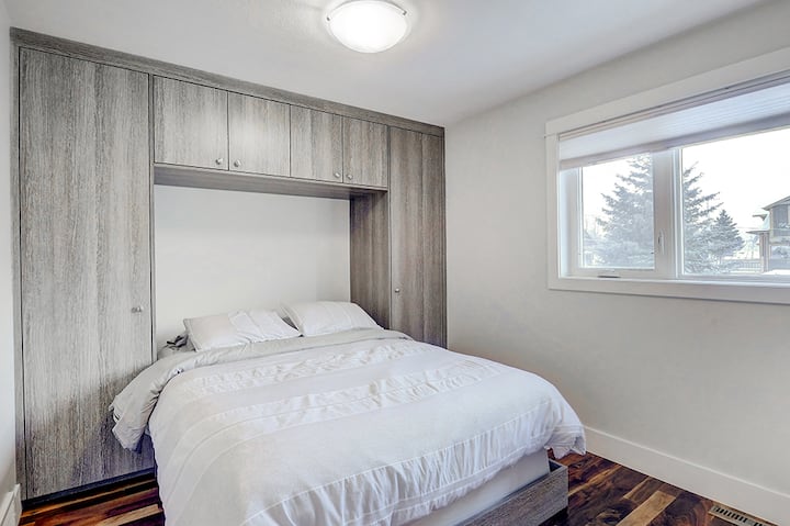 Chambre de deuxième niveau avec lit Queen. Réveillez-vous avec la vue sur la chaîne de montagnes des Trois sœurs.