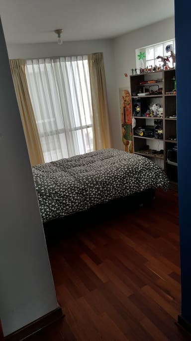 Habitación comoda y con buena iluminación.