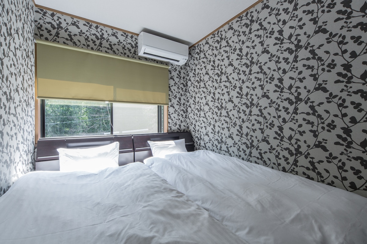 Izba, v ktorej je samostatná posteľ 2.
2 x jednolôžko