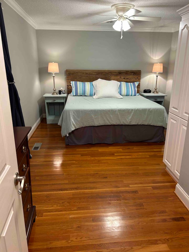 Основна спалня - голямо двойно легло
на долния етаж