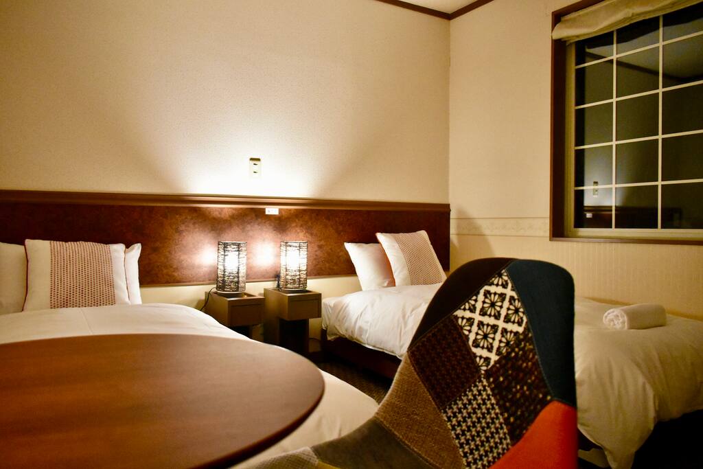 Twin room with private bathroom