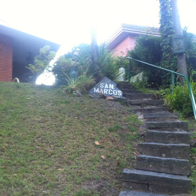 ESCALERA PARA SUBIR A LA CASA Y SE LOGRA GRAN INTIMADAD POR LA ALTURA DE 5 MTS DE LA DUNA DE ARENA