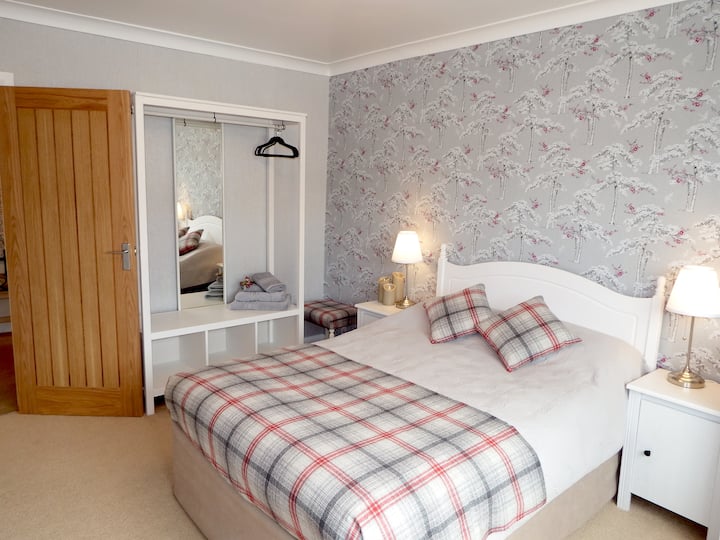 Chumba cha pili cha kulala mara mbili kilicho na hifadhi ya nguo iliyo wazi kwa ajili ya ufikiaji rahisi.