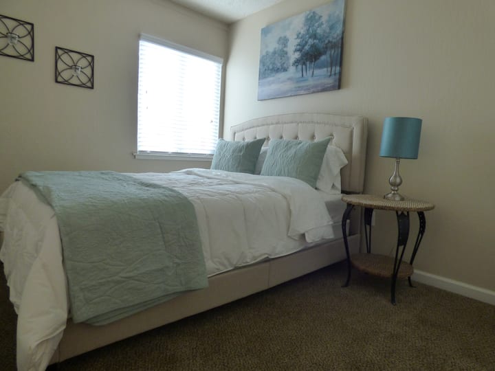 Მეორე საძინებელი 152 × 203 სმ ზომის საწოლით