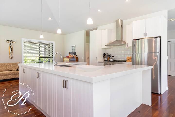 Tranquility in the bush close to lakes and beaches gallery image 3